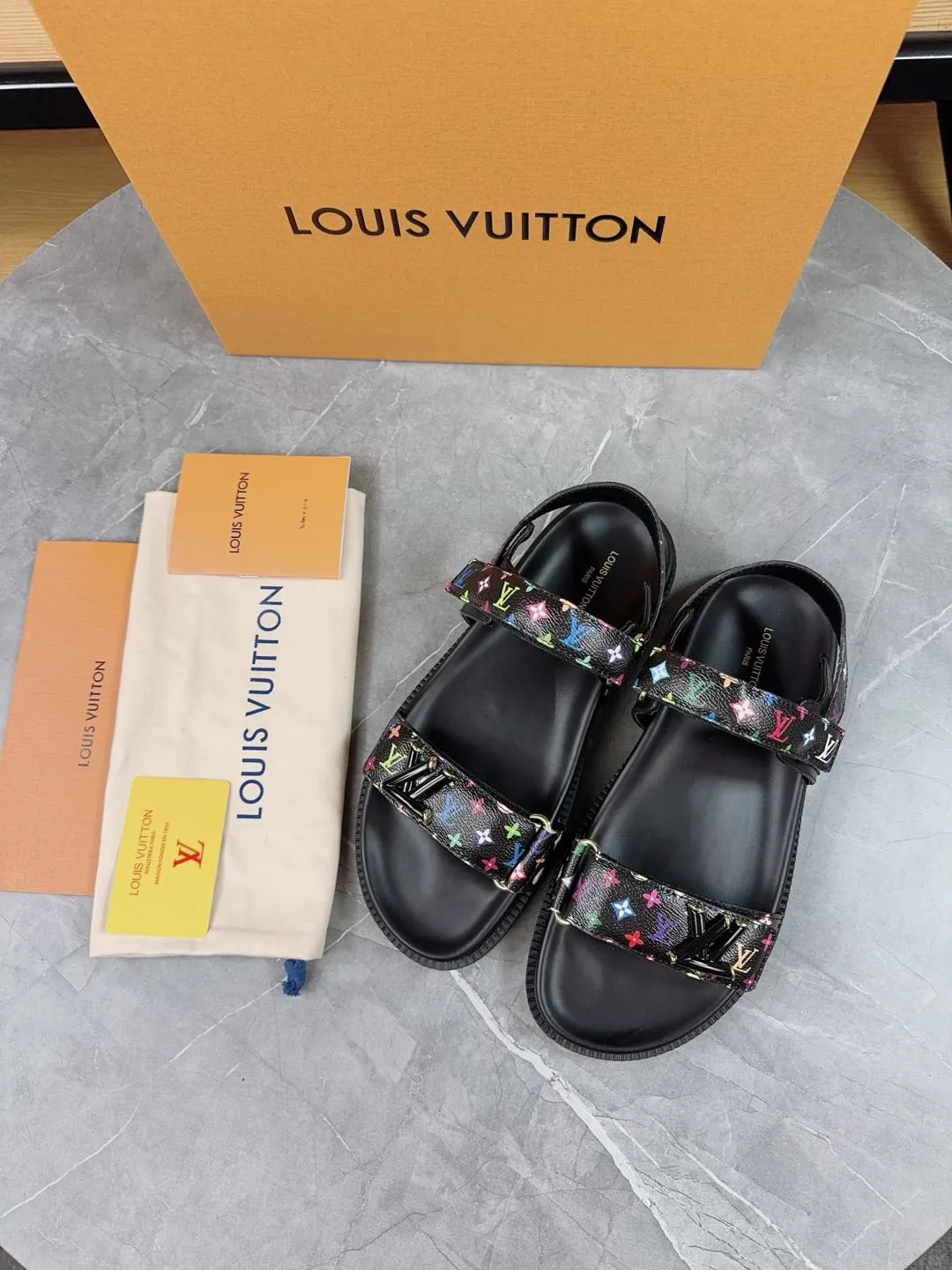 👟👟Ex-factory price 460👟👟 🌈LV | Louis Vuitton 🧡💚2025 spring and summer new style top version‼ ️The original version is the same. The counter focuses on the latest new beach shoes. Hard goods are new🆕 ❥Purchase level! Full of high-end feel! A popular model among bloggers at home and abroad, it’s retro and fashionable and looks amazing on your feet! Mainly recommended model on the official website★ ━━━━━ ЅᏇєєt ━━━━━ ▪️Upper: original customized leather ▪️Inner lining: cow lining ▪️Outsole: rubber PU combination high-end outsole ▪️Shoe size: 35-45 (35-45 customized
